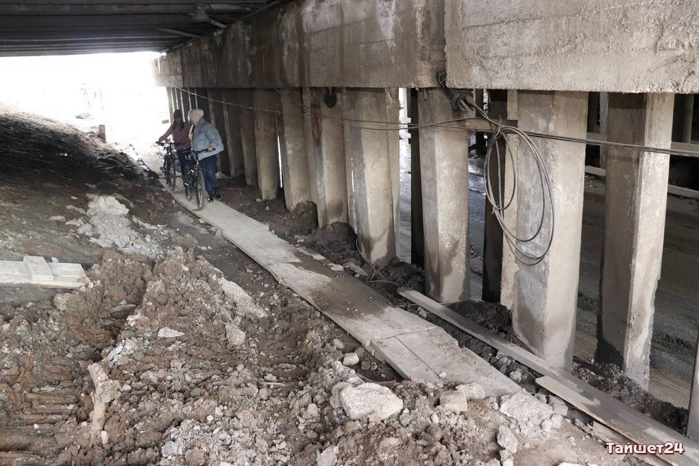 Почему администрация Тайшета не может привести в порядок дорогу под путепроводом