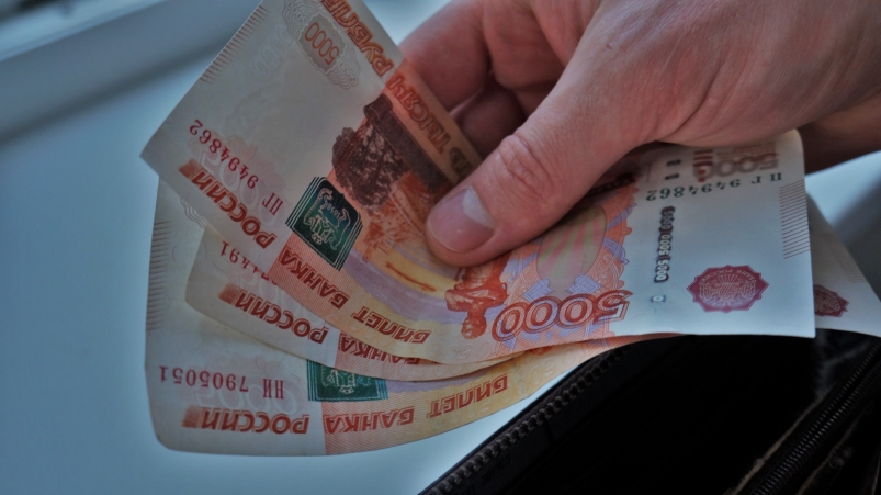 Россияне назвали, кому платят самые несправедливо низкие зарплаты