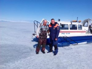 Байкальский отряд спасателей помог выбраться 42-летнему рыбаку из воды