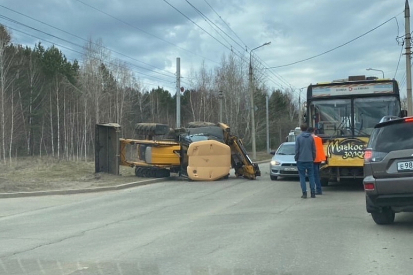 Трактор лег на бок после столкновения с троллейбусом в Иркутске
