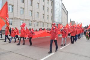 В Иркутске провели шествие к Вечному Огню с огромной копией Знамени Победы