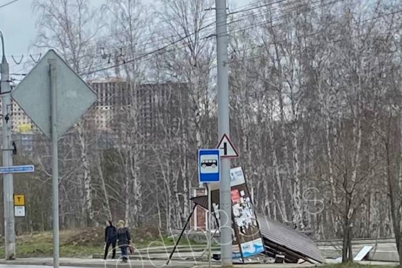 Водитель на "Жигулях" снес автобусную остановку в микрорайоне Юбилейном в Иркутске