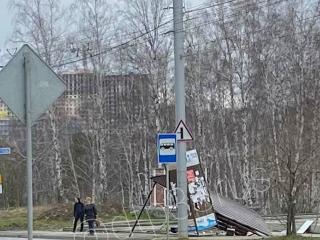 В Иркутском микрорайоне Юбилейный «Жигулёнок» снес остановку