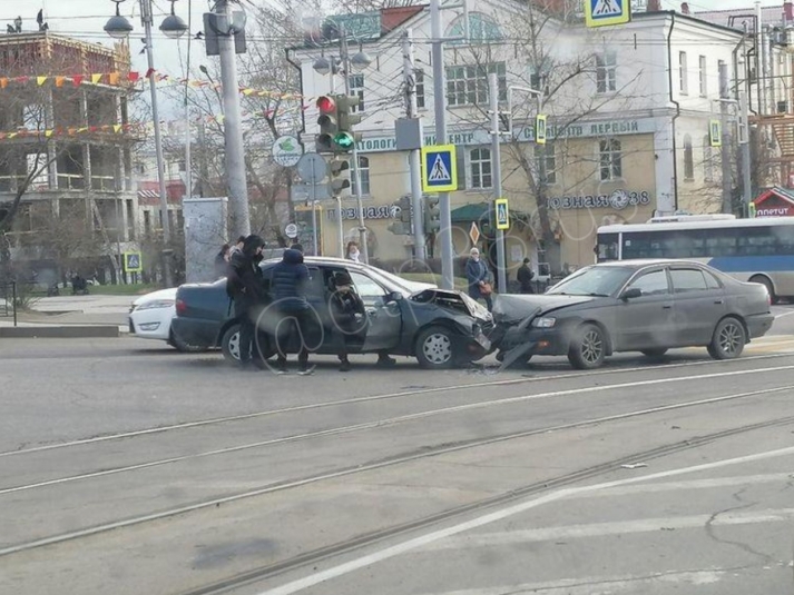 Две Toyota столкнулись рядом с "зеброй" в центре Иркутска