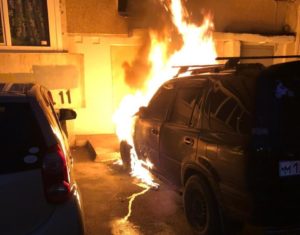 Две иномарки сгорели на улице Цимлянская в Иркутске в ночь на 11 мая