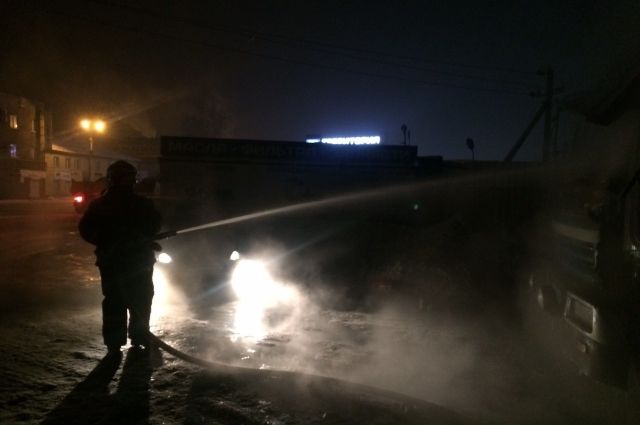 Неизвестные подожгли два автомобиля минувшей ночью в Иркутске