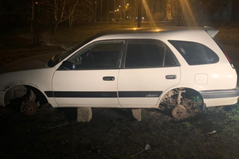 18-летнего жителя Иркутска задержали с поличным на краже автомобильных колес