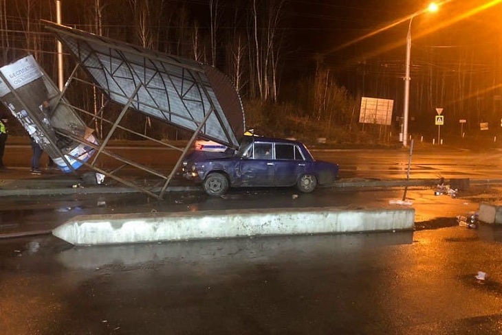В Иркутске 18-летний водитель «Жигулей» врезался в остановку общественного транспорта
