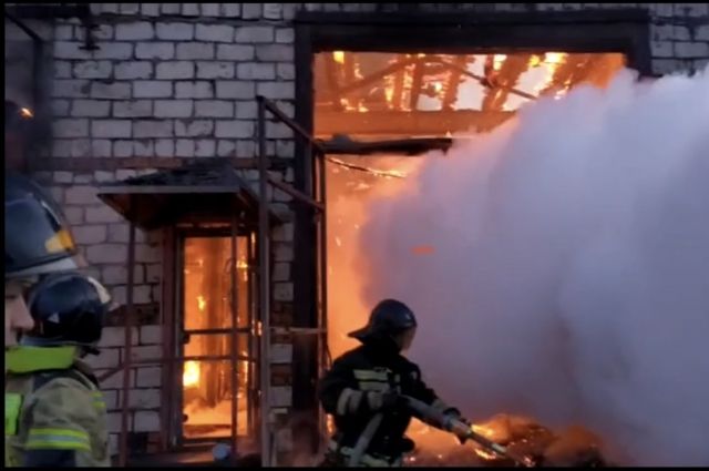 Цех по производству древесного угля загорелся ночью в Иркутском районе