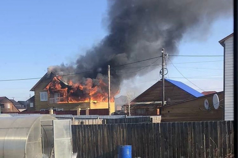 Двухэтажный жилой дом горит в поселке Грановщина Иркутского района