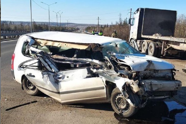 В Братске погиб водитель Toyota Probox, врезавшись в стоящий на обочине тягач