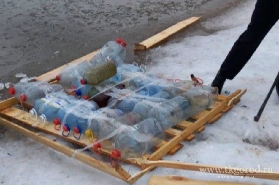 Два подростка на самодельном плоту попали в ледяную полынью на Братском водохранилище