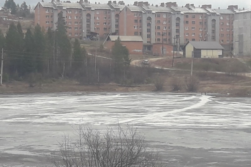 Два мальчика застряли на льду в 10 метрах от берега в Железногорск-Илимске Приангарья