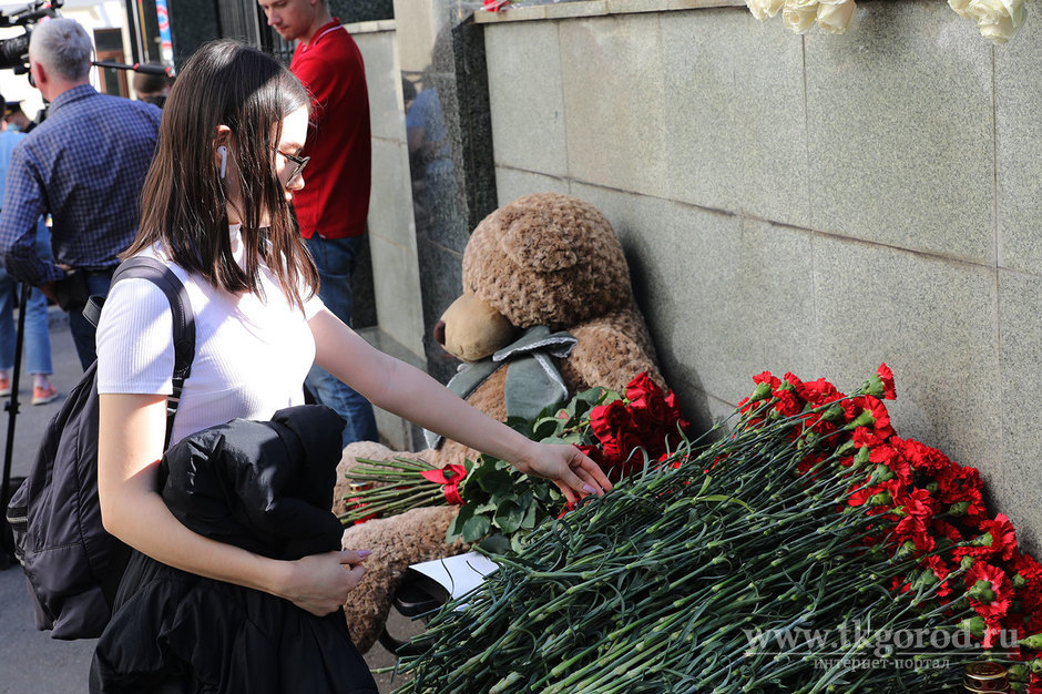 11 мая в Казань пришла беда. Погибли дети, в школе, прямо во время урока. Сегодня в Татарстане – день траура