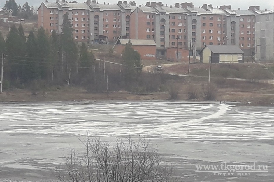 Двух мальчиков, застрявших на льду в 10 метрах от берега, спасли в Железногорске-Илимском