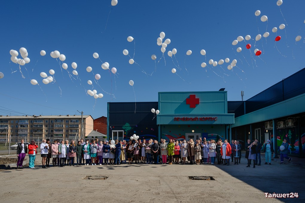 В Тайшете в память о медиках, погибших от COVID-19, в небо запустили шары