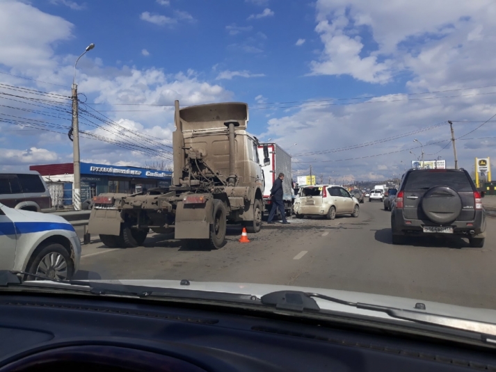 ДТП с седельным тягачом и четырьмя иномарками произошло на улице Олега Кошевого в Иркутске