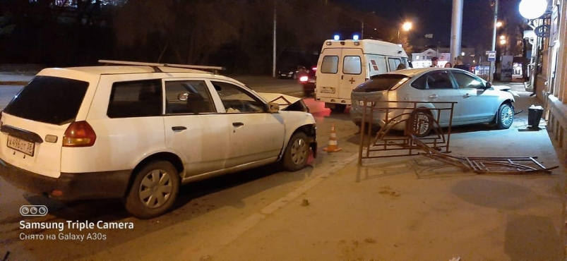 Попавшая в ДТП иномарка сбила трех пешеходов на Тимирязева в Иркутске