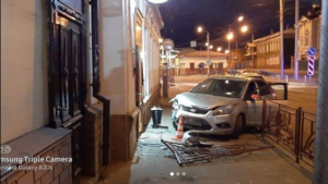 Пьяный лихач врезался в припаркованную иномарку и сбил троих пешеходов в Иркутске