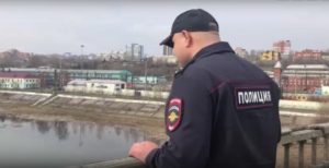 Полицейский спас мужчину от прыжка с моста в Иркутске