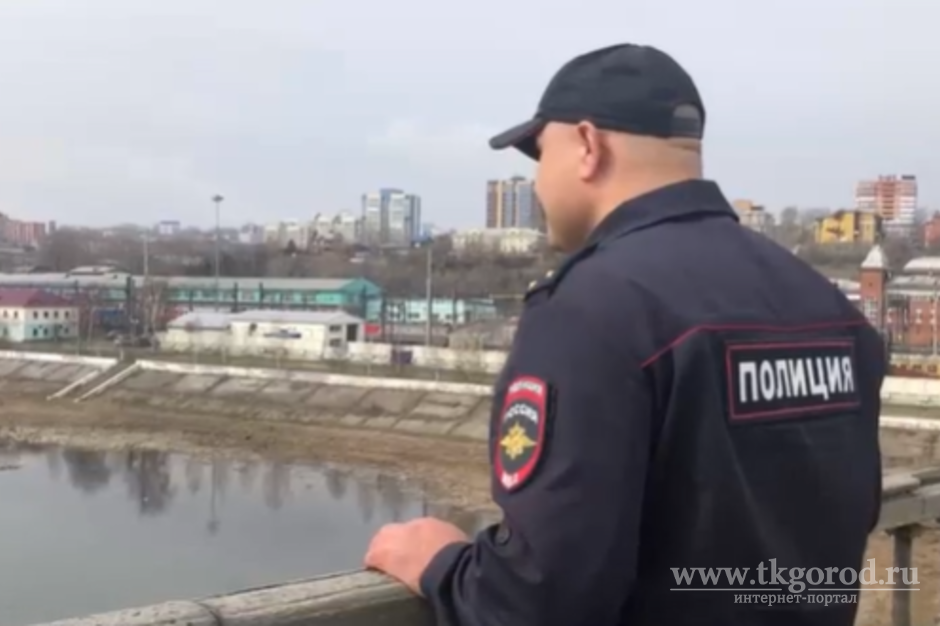 В Иркутске полицейский спас молодого человека, который хотел спрыгнуть с моста