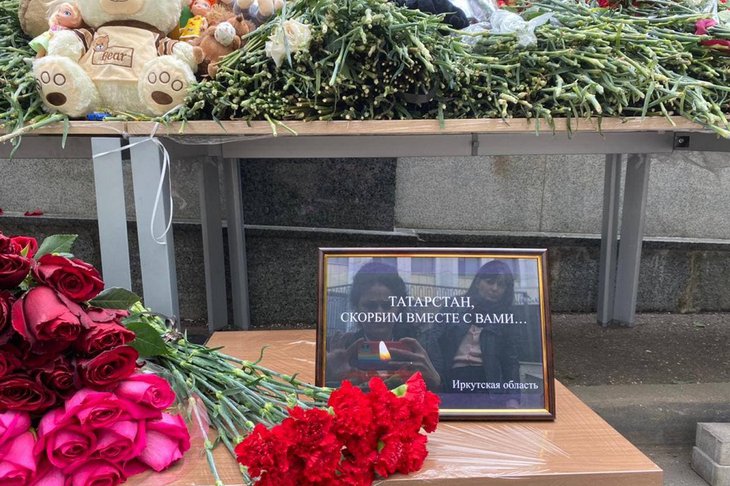 В Иркутской области появились стихийные мемориалы в память погибших во время стрельбы в Казани