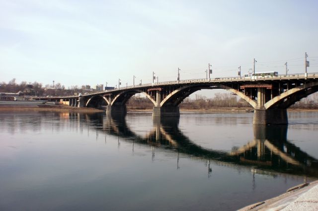 Иркутянин чуть не упал с Глазковского моста в Ангару