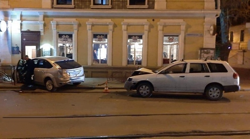 В Иркутске припаркованный автомобиль после удара сбил трёх пешеходов на тротуаре