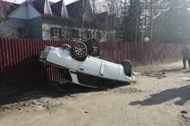 В Бодайбо 19-летний пьяный водитель опрокинулся на «Жигулях»