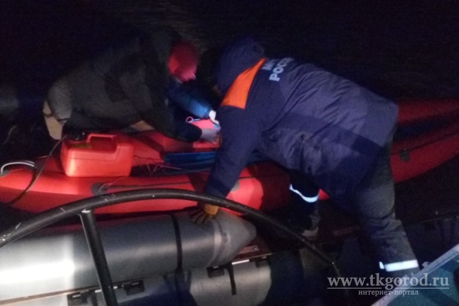 На Байкале спасли трёх туристов, застрявших на катамаране среди льдин