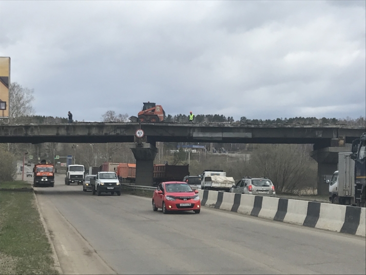 Движение транспорта ограничат под путепроводом на Качугском тракте в Приангарье