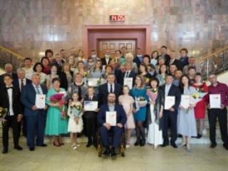 Победителей конкурса "Почетная семья" наградили в Иркутской области