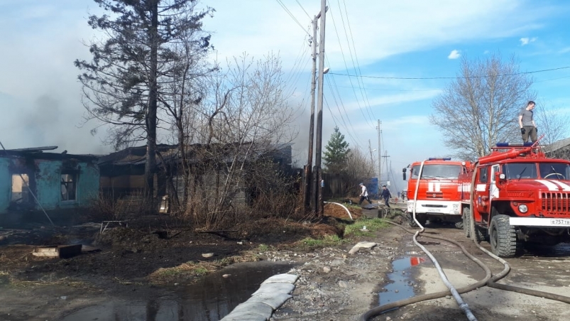 Два жилых дома сгорели и один поврежден в результате пожара в Бодайбо Иркутской области