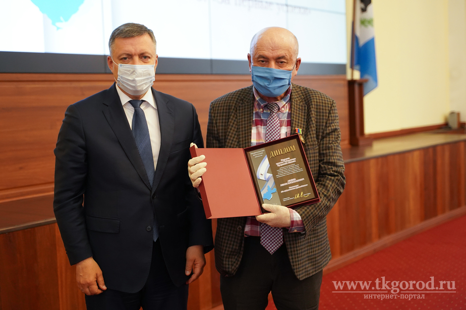 Игорь Кобзев вручил премию за вклад в развитие культуры директору Братской ОДШИ №3 Левону Азизяну и его коллегам