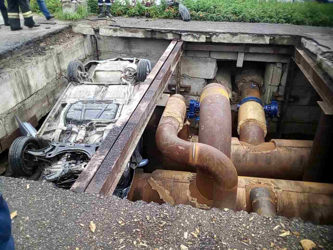 Mitsubishi Lancer столкнул Honda в яму тепловых сетей в Саянске Иркутской области