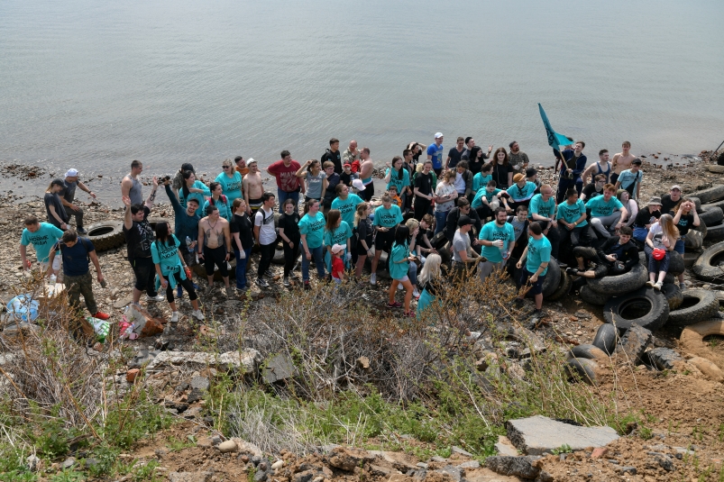 В День эколога партия "Новые люди" помогли очистить один километр берега Ангары