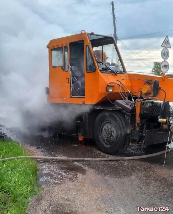 Автокран загорелся во время движения в Тайшете