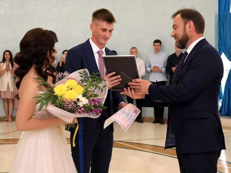 Более 40 пар иркутян поженились в День города <meta itemprop=url content=https://irksib.ru/allnews/12-social/24542-bolee-40-par-irkutyan-pozhenilis-v-den-goroda />