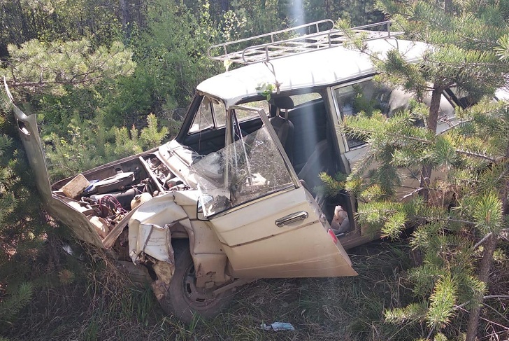 В Братске пострадал водитель «Жигулей» при столкновении с машиной скорой помощи и Mazda