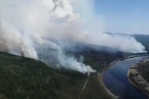 Крупный лесной пожар на площади более 1,3 тысячи га действует в Катангском районе