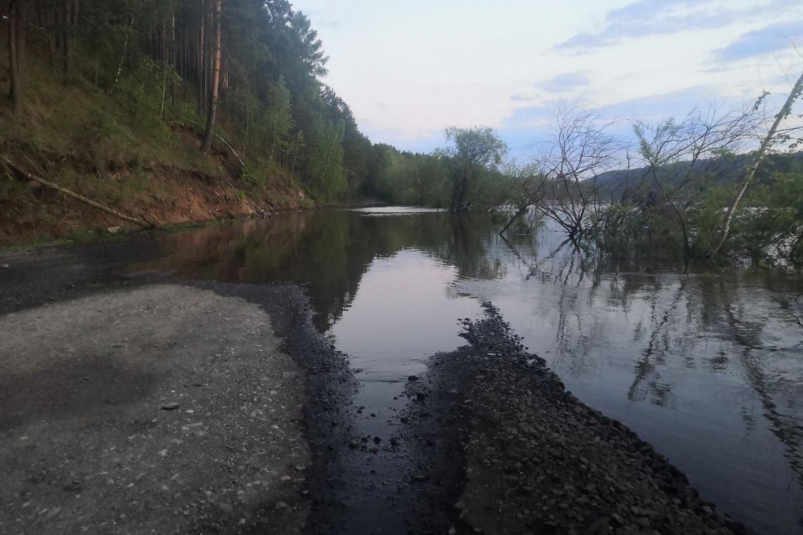 Участок дороги подтопило около реки Ии в Тулунском районе Иркутской области