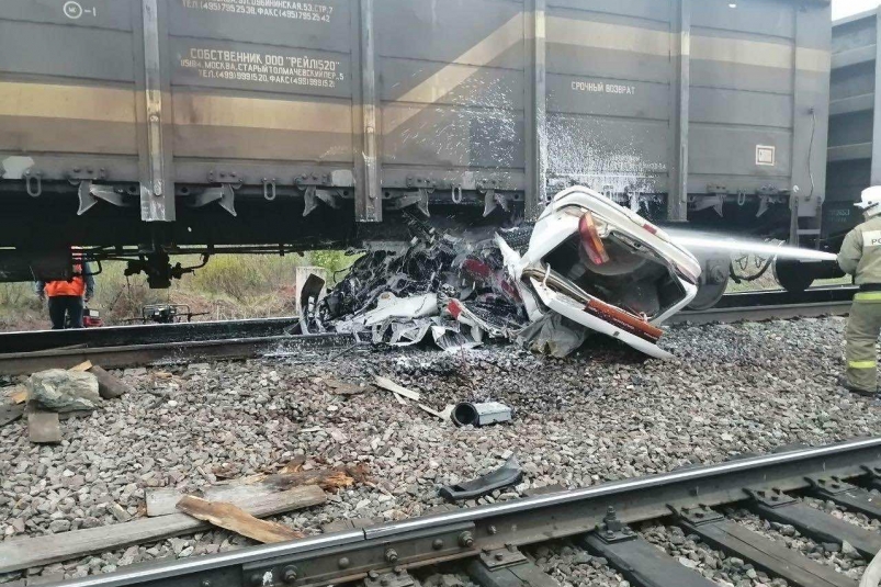 Водитель иномарки погиб, столкнувшись с движущимся поездом в Усть-Кутском районе