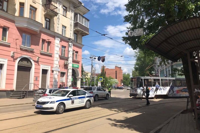 Большая пробка образовалась на улице Ленина в Иркутске из-за ДТП с участием трамвая
