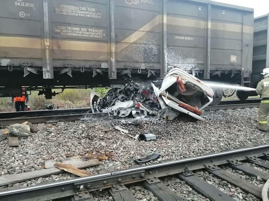 В Иркутской области легковушка залетела под грузовой поезд, водитель погиб
