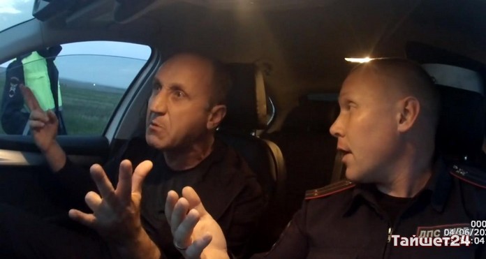 Пьяный водитель в Иркутской области попытался съесть составленный инспектором протокол. Видео