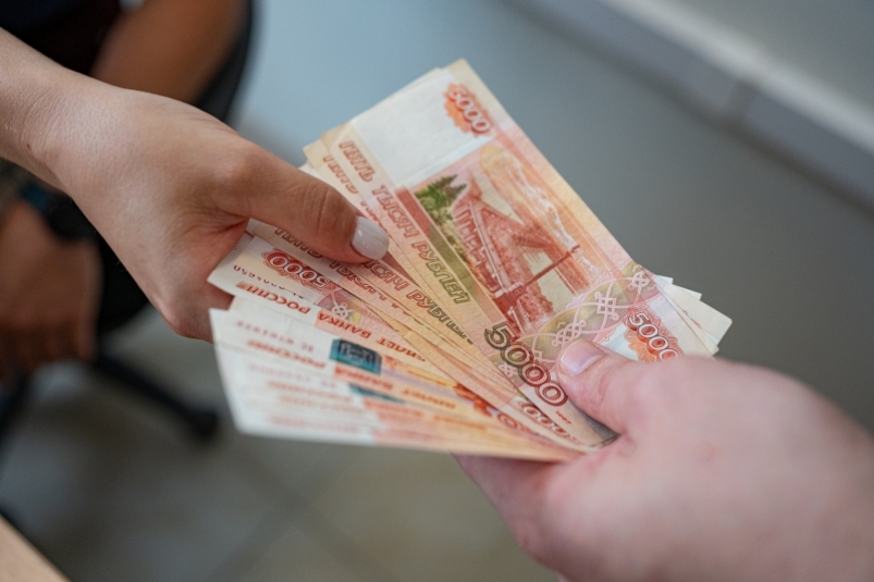 Соцработникам выдадут премию в 30 тысяч рублей по случаю профессионального праздника