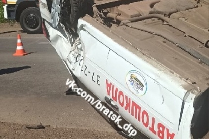 Учащиеся автошколы пострадали в ДТП с перевернувшимся учебным автомобилем в Братске