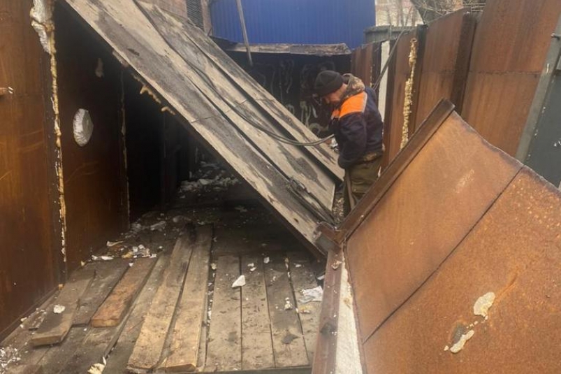 Бывшие супруги демонтировали незаконно расположенный гараж на территории ТЮЗа в Иркутске