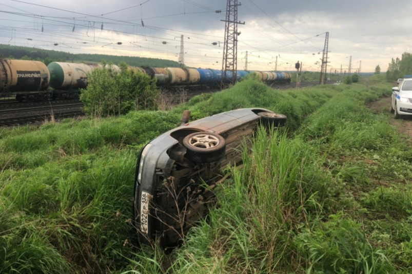 Автомобиль "ВАЗ" вылетел в кювет и опрокинулся в Куйтунском районе Иркутской области