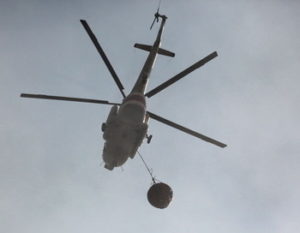 Вертолёт Ми-8 продолжает тушить крупнейший в Приангарье лесной пожар Катангского района